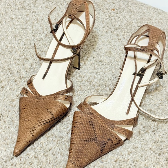 Brown Heels with Pointed Toe and Strappy Design - Picture 2 of 9